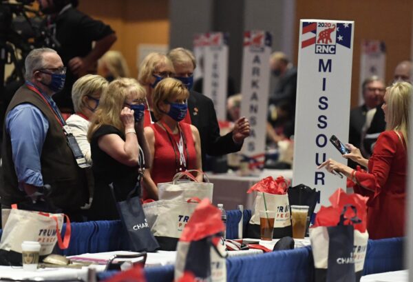 Phái đoàn Missouri chuẩn bị chụp ảnh vào ngày đầu tiên của Hội nghị Quốc gia của Đảng Cộng Hòa ở Charlotte, N.C., vào ngày 24/8/2020. (Ảnh Getty Images)