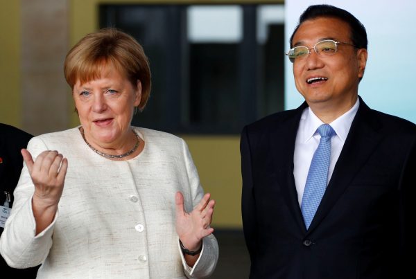 Ngày 10/7/2018, Thủ tướng Đức Angela Merkel và Thủ tướng Trung Cộng Lý Khắc Cường đến xem thuyết trình về xe tự lái tại sân bay lịch sử Tempelhof đã dừng hoạt động ở Berlin. (Ảnh Fabrizio Bensch / AFP / Getty Images)