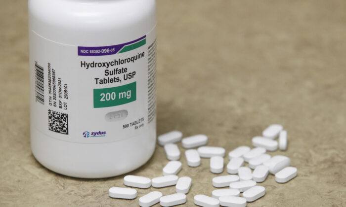 Một lọ và những viên thuốc hydroxychloroquine đặt trên quầy tại Rock Canyon Pharmacy ở Provo, Utah, vào ngày 20 tháng 5 năm 2020. (George Frey / AFP/Getty Images qua The Epoch Times)