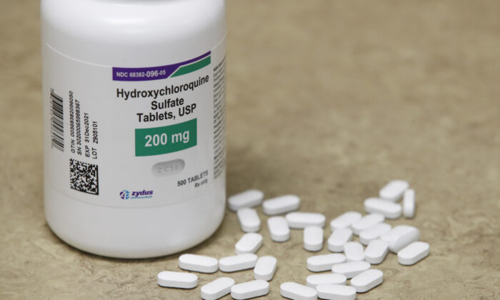 Một lọ và những viên thuốc hydroxychloroquine đặt trên quầy tại Rock Canyon Pharmacy ở Provo, Utah, vào ngày 20 tháng 5 năm 2020. (George Frey / AFP/Getty Images qua The Epoch Times)