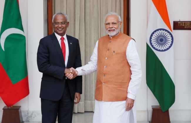 <em>Tổng thống Maldives Ibrahim Mohamed Solih và Thủ tướng Ấn Độ Narendra Modi bắt tay trước cuộc gặp tại New Delhi, Ấn Độ vào ngày 17 tháng 12 năm 2018. (Ảnh: Adnan Abidi / Reuters)</em>