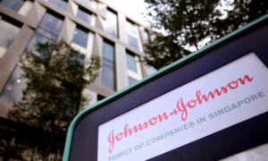 Logo Johnson and Johnson tại một tòa nhà văn phòng ở Singapore vào ngày 17 tháng 1 năm 2018. (Ảnh Thomas White / Reuters)