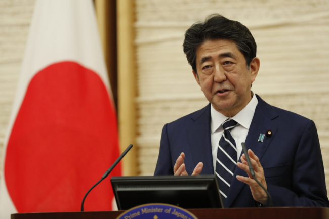 <em>Thủ tướng Nhật Bản Shinzo Abe phát biểu tại một cuộc họp báo ở Tokyo, Nhật Bản, vào ngày 25 tháng 5 năm 2020. (Ảnh: Kim Kyung-hoon / Pool / Getty Images)</em>