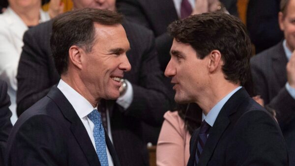 Thủ tướng Justin Trudeau chúc mừng Bộ trưởng Bộ Tài chính Bill Morneau sau bản cập nhật tài khóa mùa thu tại Hạ viện ở Ottawa, vào ngày 21 tháng 11 năm 2018. (Ảnh Adrian Wyld / The Canadian Press)