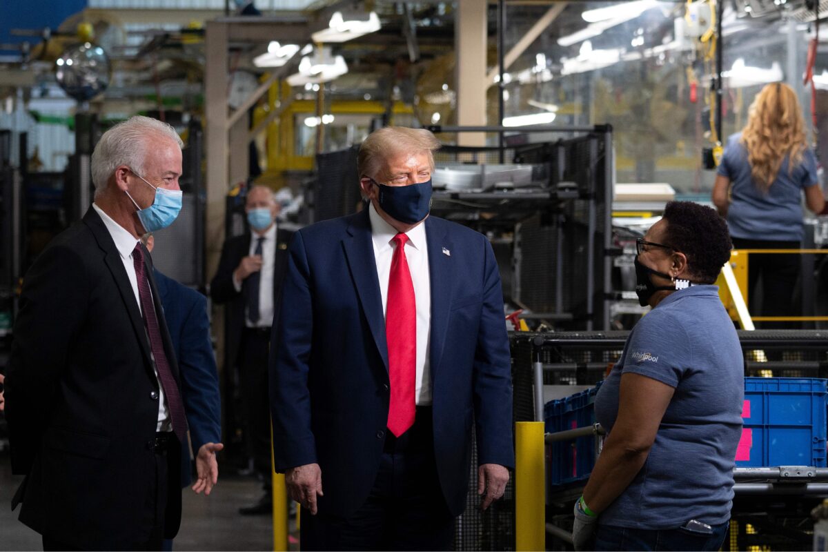Tổng thống Hoa Kỳ Donald Trump (thứ 2 bên trái) đeo khẩu trang nói chuyện với một nhân viên trong khi đi thăm nhà máy sản xuất của Tập đoàn Whirlpool ở Clyde, Ohio, vào ngày 6/8/2020 (Ảnh: Jim Watson / AFP qua Getty Images)