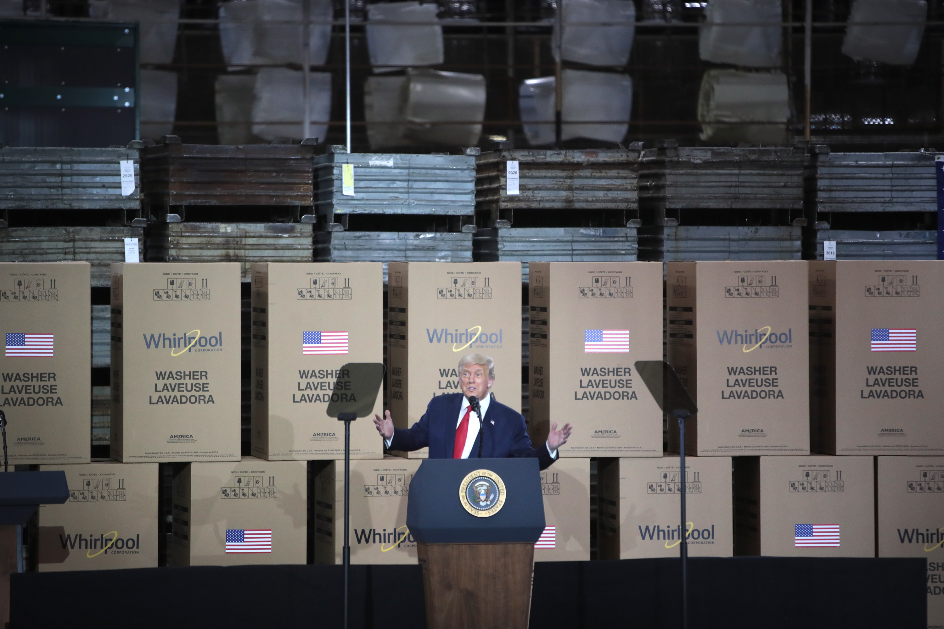 Tổng thống Hoa Kỳ Donald Trump nói chuyện với công nhân tại một cơ sở sản xuất của hãng Whirlpool ở Clyde, Ohio vào ngày 6/8/2020. (Ảnh Scott Olson / Getty Images)