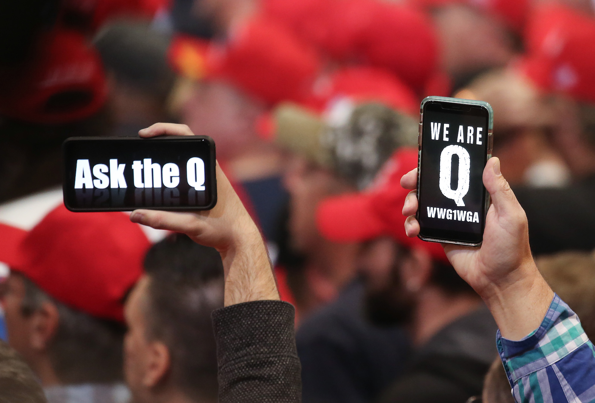 Người dân giơ điện thoại thông minh có các thông điệp liên quan đến QAnon trên màn hình trong một cuộc biểu tình ở Las Vegas, Nevada, vào ngày 21/2/2020. (Ảnh Mario Tama / Getty Images)