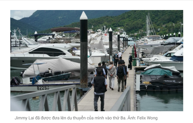 Cảnh sát áp giải trùm truyền thông Hồng Kông lên du thuyền
