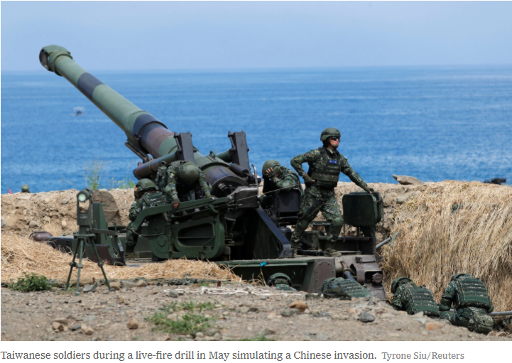 <em>Các binh sĩ Đài Loan trong một cuộc tập trận bắn đạn thật vào tháng 5 mô phỏng một cuộc xâm lược của Trung Quốc. (Ảnh chụp màn hình nytimes)</em>