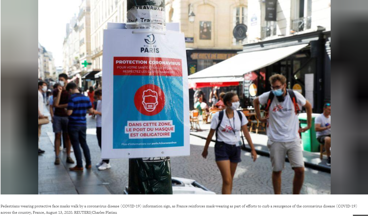 <em>Người đi bộ đeo khẩu trang che mặt đi ngang qua biển báo thông tin về bệnh do coronavirus (COVID-19), khi Pháp tăng cường đeo khẩu trang như một phần trong nỗ lực kiềm chế sự bùng phát trở lại của bệnh do coronavirus (COVID-19) trên khắp đất nước, Pháp, ngày 13 tháng 8, 2020.( Ảnh chụp màn hình af.reuters.com / Charles Platiau )</em>