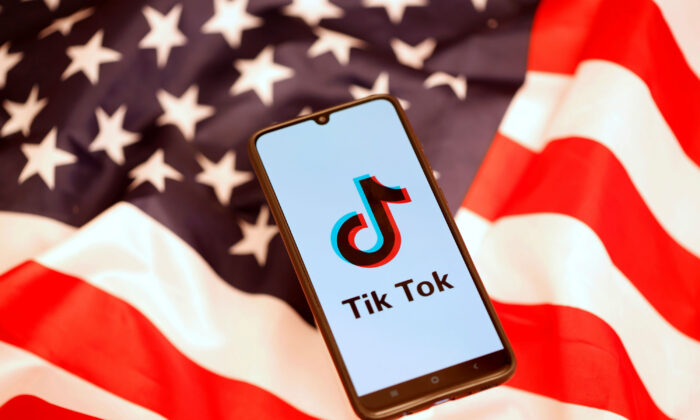 Điện thoại thông minh có logo TikTok nổi lên trên nền quốc kỳ Hoa Kỳ, ảnh chụp ngày 8 tháng 11 năm 2019. (Ảnh Dado Ruvic / Reuters)