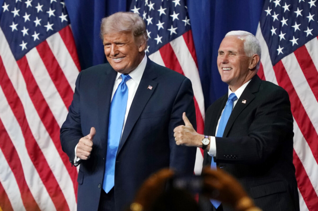 <em>Tổng thống Donald Trump (bên trái) và Phó Tổng thống Mike Pence (bên phải)  phát biểu trong ngày đầu Hội nghị của Đảng Cộng hòa tại Trung tâm Hội nghị Charlotte ở Charlotte, North Carolina, vào ngày 24 tháng 8 năm 2020. (Ảnh: Chris Carlson-Pool / Getty Images)</em>