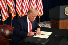 TT Trump ra lệnh gia hạn gói trợ cấp thất nghiệp