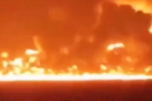 Hai tàu đâm nhau ở Thượng Hải, mặt sông thành biển lửa