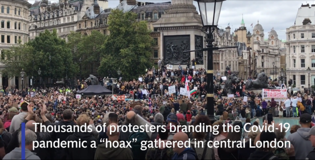<em>Hàng nghìn người đã tập trung tại Quảng trường Trafalgar ở thủ đô London vào chiều ngày 29/8 để kêu gọi “chấm dứt chế độ chuyên chế y tế". (Ảnh chụp màn hình video)</em>