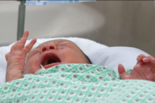 Bé trai bị bỏ rơi trong khe tường cần phải được giám sát nhiễm khuẩn