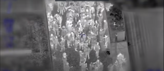 <em></noscript>Hình ảnh chụp bằng máy ảnh nhiệt của máy bay cảnh sát về một bữa tiệc bất hợp pháp với sự tham gia của khoảng 200 người ở một dinh thự ở ngoại ô Manchester. (Ảnh chụp màn hình video)</em>
