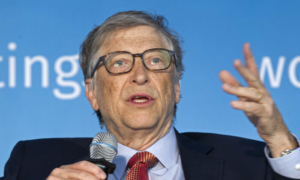 Bill Gates phát biểu tại Hoa Thịnh Đốn ngày 21/4/2018. (Ảnh: Jose Luis Magana/AP theo The Epoch Times)