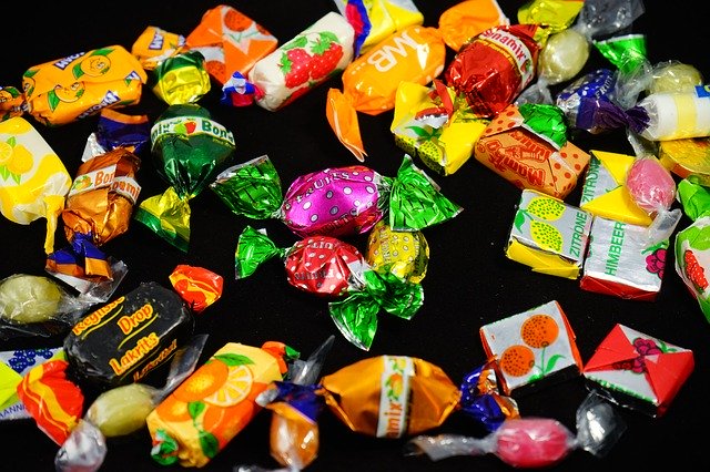 Năm tôi lên 5 tuổi, một người bạn của bố đến nhà chơi và cho tôi một túi đầy ắp toàn là kẹo. (Ảnh minh họa Hans Braxmeier / Pixabay)