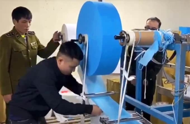 Nhân viên tại công ty Việt Hàn đang sản xuất khẩu trang từ giấy vệ sinh. (Ảnh chụp màn hình)