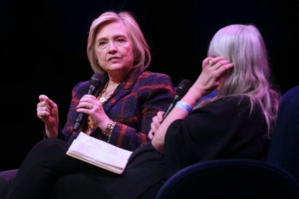 <em>Hillary Rodham Clinton, bên trái, thảo luận về cuốn sách mới của cô ấy "Những người phụ nữ gan dạ" tại London vào ngày 10 tháng 11 năm 2019. (Isabel Infantes / AFP qua Getty Images) Via theepochtimes</em>