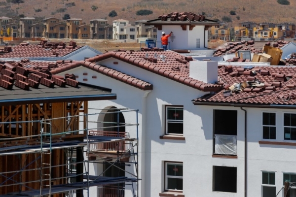 <em>Quá trình thi công diễn ra trên một dự án nhà ở quy mô lớn gồm hơn 600 ngôi nhà ở Oceanside, California, vào ngày 25/6/2018. (Ảnh: Mike Blake/Reuters)</em>