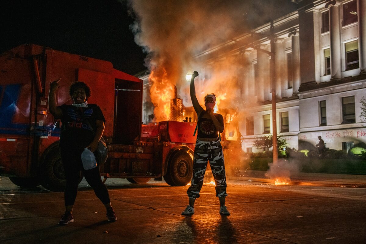 Những người biểu tình hô vang trước một chiếc xe tải đang bốc cháy ở Kenosha, Wis., vào ngày 24 tháng 8 năm 2020. (Ảnh Brandon Bell / Getty Images)