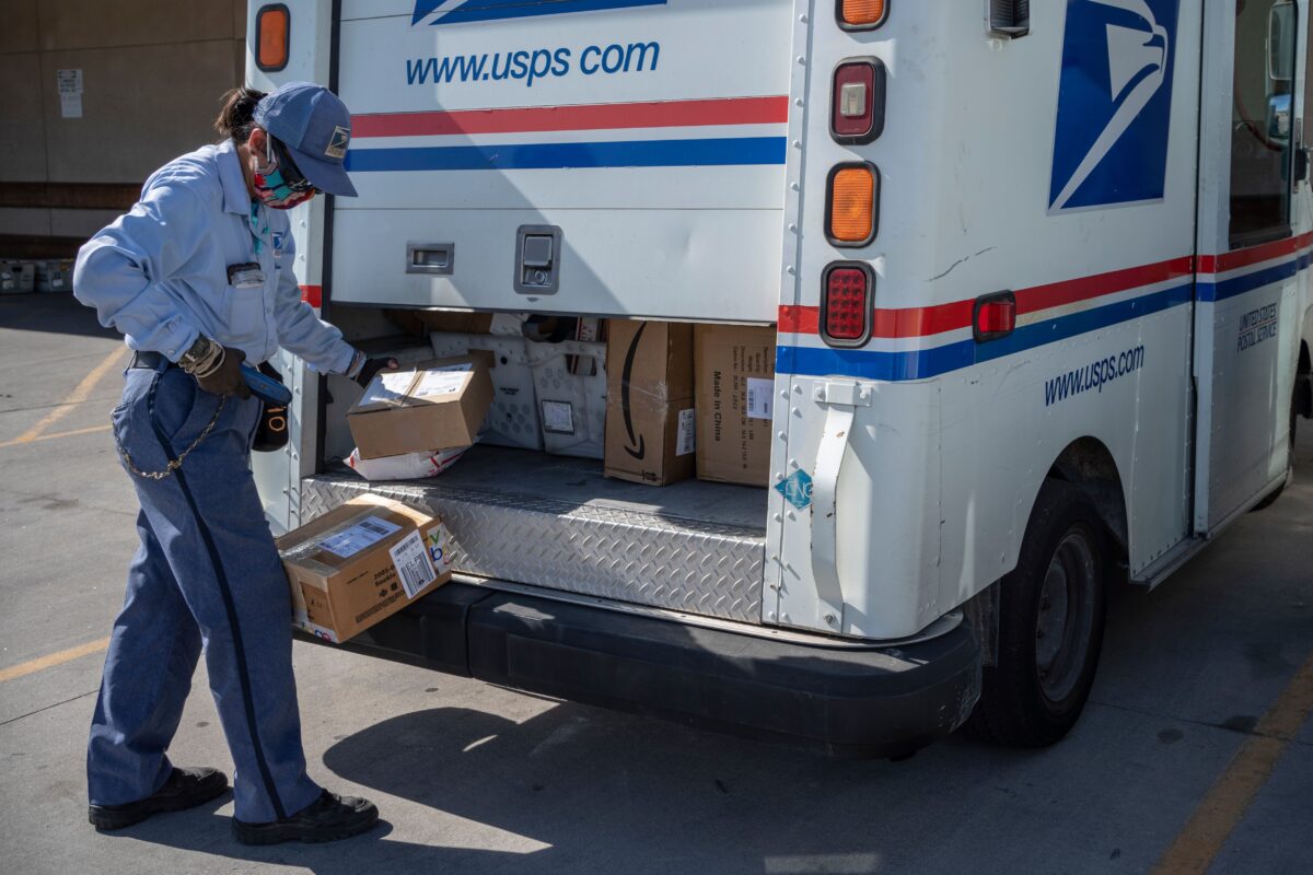 Người đưa thư của Dịch vụ Bưu chính Hoa Kỳ, cô Lizette Portugal, hoàn thành việc xếp hàng lên xe tải giữa đại dịch COVID-19 ở El Paso, Texas, ngày 30/4/2020. (Ảnh Paul Ratje / AFP qua Getty Images)