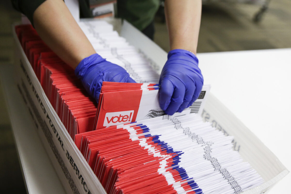 Nhân viên bầu cử sắp xếp các phiếu bầu qua thư cho cuộc bầu cử sơ bộ tại Cuộc bầu cử Quận King, Renton, Wash., vào ngày 10/3/2020. (Ảnh Jason Redmond / AFP qua Getty Images)