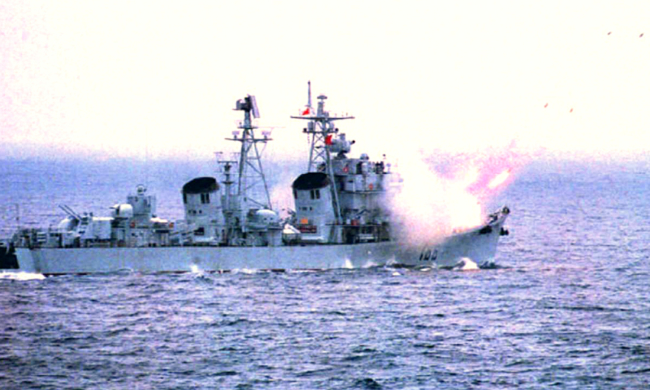 <em>Ngày 20/03, Tân Hoa Xã công bố một bức ảnh cho thấy tàu khu trục Trung Quốc diễn tập bắn tên lửa vào tàu ngầm trong cuộc tập trận quy mô lớn ở Biển Đông. (Ảnh: Getty)</em>