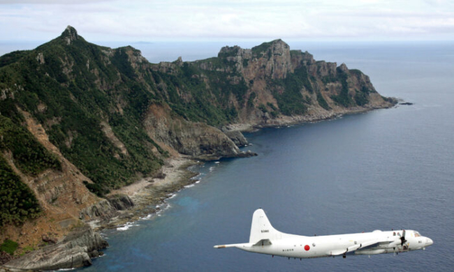 Một máy bay do thám P-3C Orion của Lực lượng Phòng thủ Hàng hải Nhật Bản bay qua các hòn đảo đang tranh chấp ở khu vực Biển Đông, vào ngày 13/10/2011 (Nguồn ảnh: Kyodo News / AP / The Epoch Times)