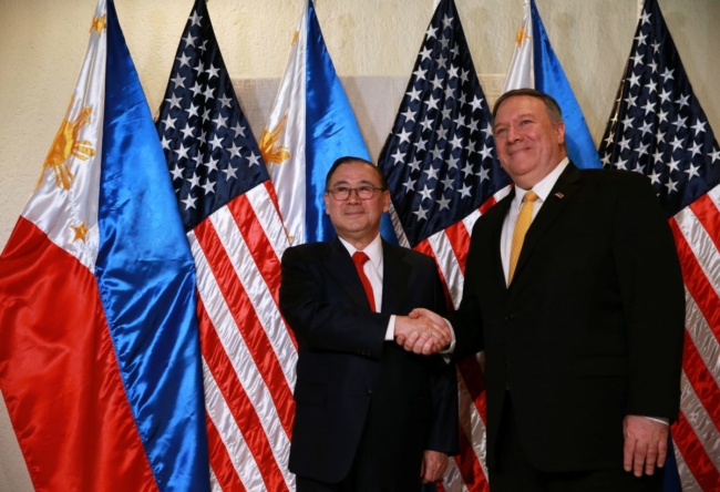 <em>Ngoại trưởng Mỹ Mike Pompeo bắt tay Ngoại trưởng Philippines Teodoro Locsin Jr. tại Bộ Ngoại giao ở thành phố Pasay, Metro Manila, Philippines vào ngày 1 tháng 3 năm 2019. (Ảnh: Eloisa Lopez / Reuters)</em>