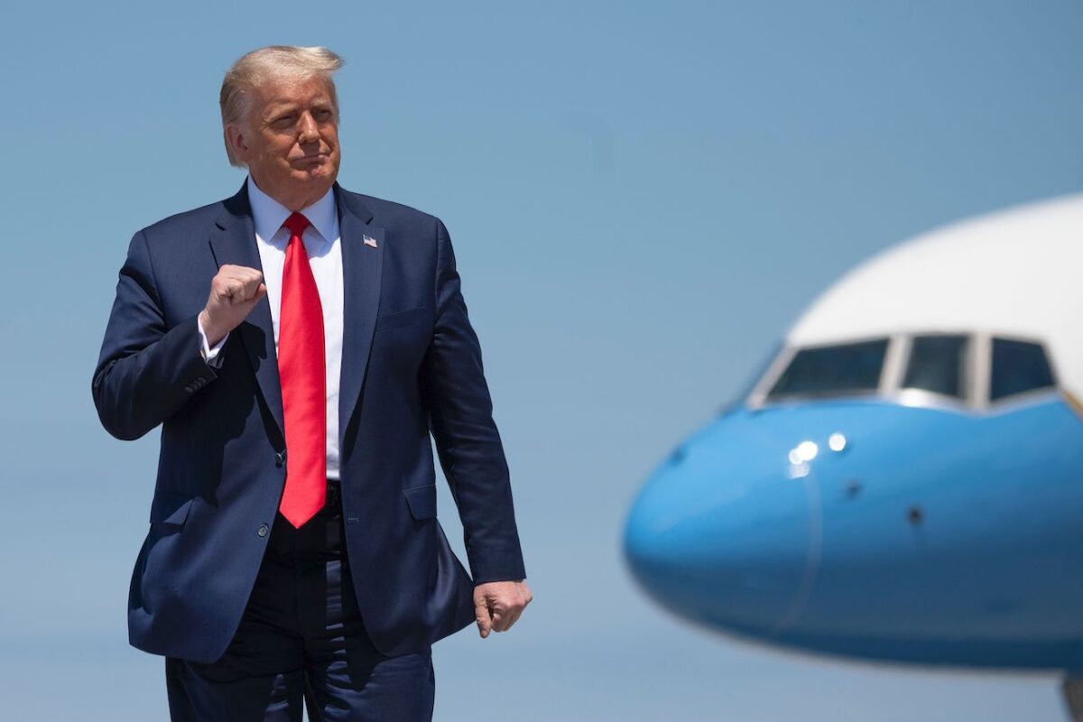 Tổng thống Donald Trump đến phát biểu về sự thịnh vượng kinh tế, tại Sân bay Burke Lakefront ở Cleveland, Ohio, vào ngày 6/8/2020. (Ảnh Jim Watson /A FP qua Getty Images)