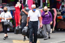 Tiêu dùng cá nhân tăng trong khi thu nhập giảm – Bức tranh hỗn hợp của sự phục hồi kinh tế