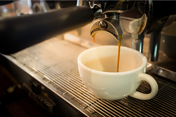 Những người có thể chất nóng hoặc hội chứng mệt mỏi mãn tính không thích hợp để uống nhiều cà phê, tốt hơn là nên chọn một tách nhỏ rang nhẹ. (Ảnh minh họa Shutterstock)