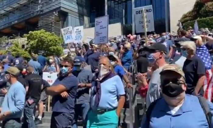 Hàng trăm người ủng hộ cuộc biểu tình ‘Back the Blue’ ở Seattle