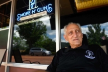 Nền kinh tế đang chật vật trong khi doanh số tiêu thụ súng tăng vọt