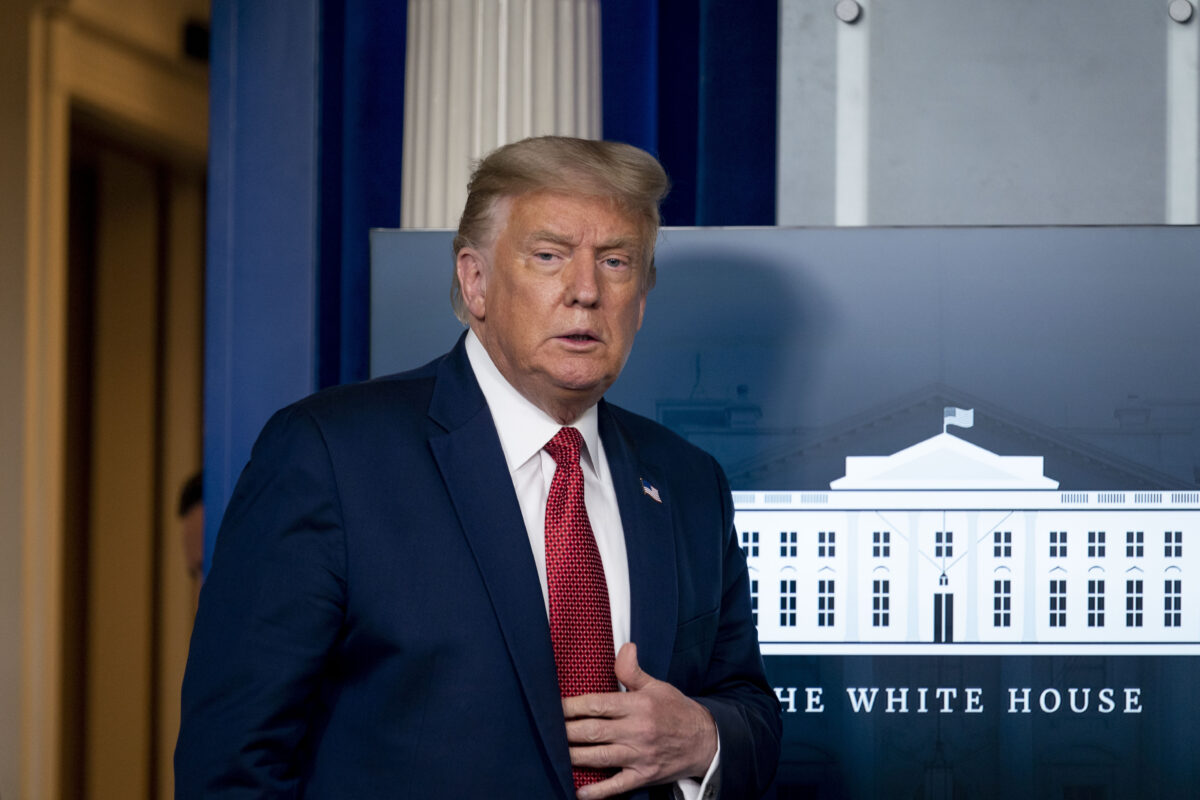 Tổng thống Donald Trump trong Phòng họp báo James Brady tại Nhà Trắng, Washington vào ngày 10 tháng 8 năm 2020. (Ảnh Andrew Harnik / AP)