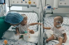 Trúc Nhi – Diệu Nhi lần đầu chạm tay sau mổ tách