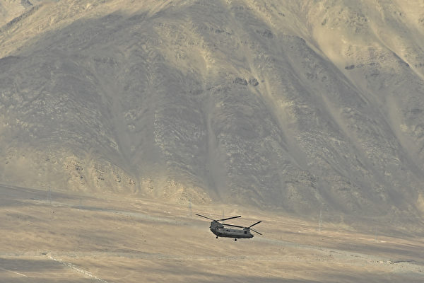 Hình ảnh cho thấy chiếc trực thăng Chinook của Không quân Ấn Độ bay qua vùng núi vào ngày 24/6/2020 để cứu hộ những người lính bị thương ở Thung lũng Galwan. (Ảnh: Tauseef MUSTAFA / AFP qua Epoch Times)