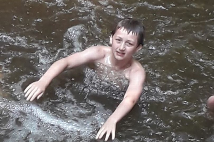 Cậu bé 11 tuổi can đảm nhảy xuống biển cứu một em bé