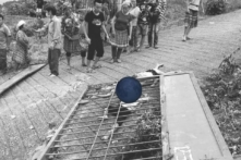 Cổng trường tiểu học ở Lào Cai đổ sập, đè trúng 3 học sinh