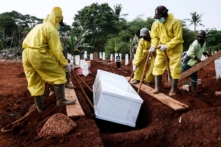 Indonesia phạt người không đeo khẩu trang đi đào hố chôn các nạn nhân Covid-19