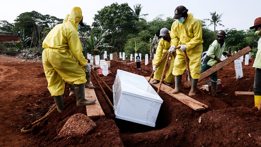 Indonesia phạt người không đeo khẩu trang đi đào hố chôn các nạn nhân Covid-19