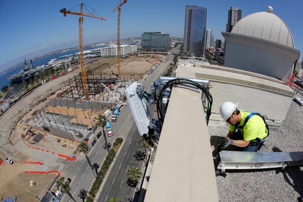 Nhân viên viễn thông lắp đặt hệ thống ăng-ten 5G mới ở San Diego, California, Hoa Kỳ, ngày 23/4/2019. (Ảnh Reuters/ Mike Blake/ File Photo)
