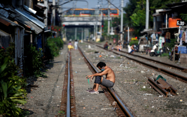 Indonesia phạt người nằm quan tài vì không đeo khẩu trang