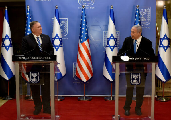 Ngoại trưởng Hoa Kỳ Mike Pompeo và Thủ tướng Israel Benjamin Netanyahu đưa ra tuyên bố chung trong một cuộc họp báo sau cuộc họp tại Jerusalem vào ngày 24/8/2020. (Ảnh Debbie Hill / Pool / Reuters)