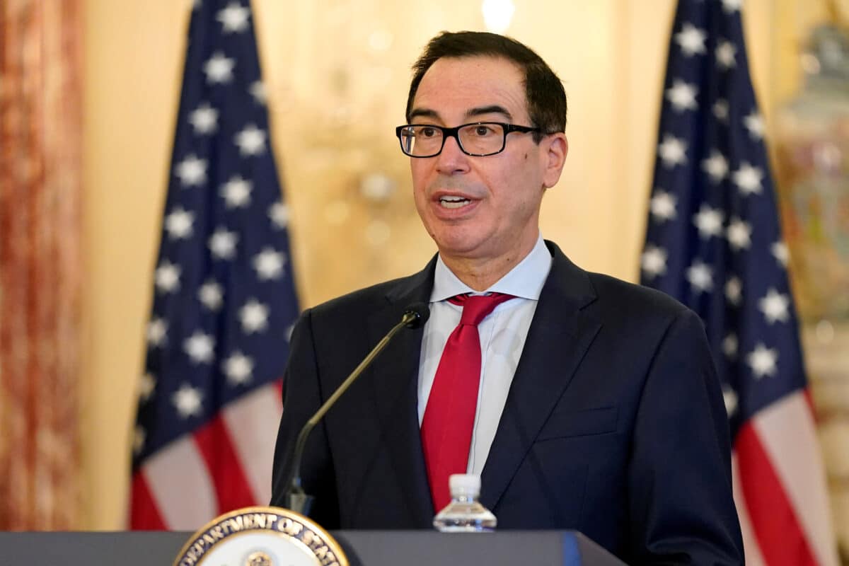 Ông Steve Mnuchin, Bộ trưởng Tài chính Hoa Kỳ, thông báo về việc chính phủ TT Trump khôi phục các lệnh trừng phạt đối với Iran trong một cuộc họp báo tại Bộ Ngoại giao Hoa Kỳ ở Washington, vào ngày 21/9/2020. (Ảnh Patrick Semansky/ Pool thông qua Reuters)