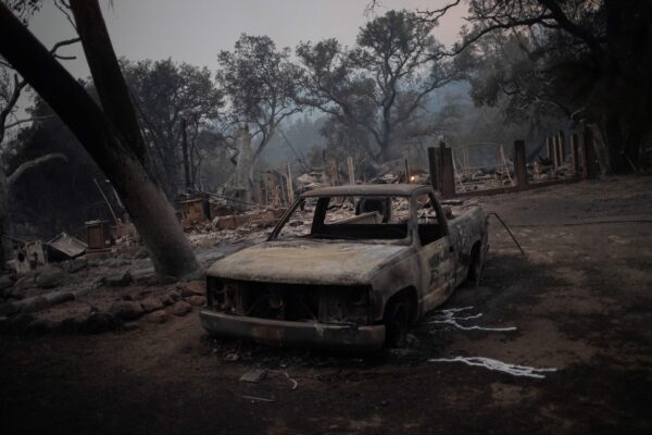 Phần còn lại của một chiếc xe và ngôi nhà sau vụ cháy kinh hoàng ở Deer Park, California, vào ngày 28 tháng 9 năm 2020. (Ảnh Adrees Latif / Reuters)