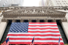 Tòa Bạch Ốc dự đoán thâm hụt tài chính và tỷ lệ nợ trên GDP sẽ giảm đầu năm tới